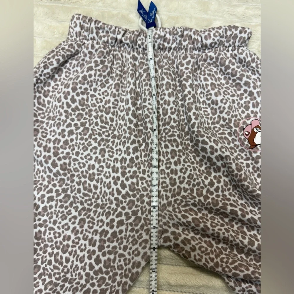 Buc-ees: Girl's Leopard Print Joggers with Pink Buc-ees Logo, Size YS